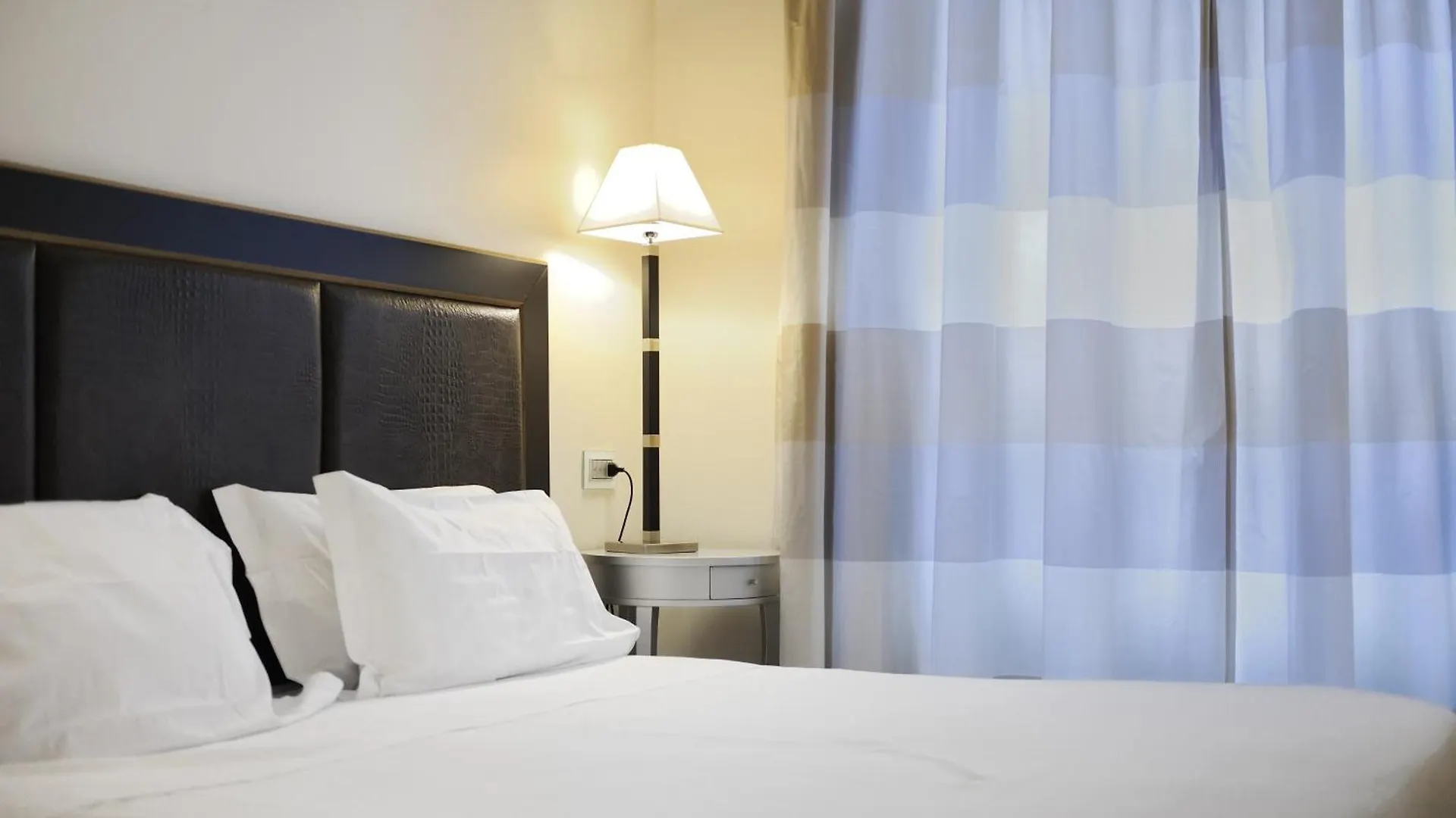 Hotel Canada Milan 3*,  Italy