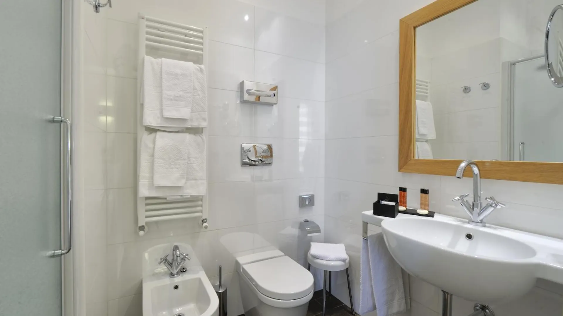 Hotel Canada Milan 3*,  Italy
